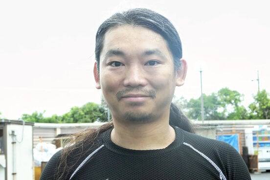 高橋昇平が突っ込みを狙う