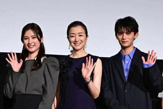 完成披露上映会に登場した(左から)井頭愛海、鈴木京香、藤原大祐
