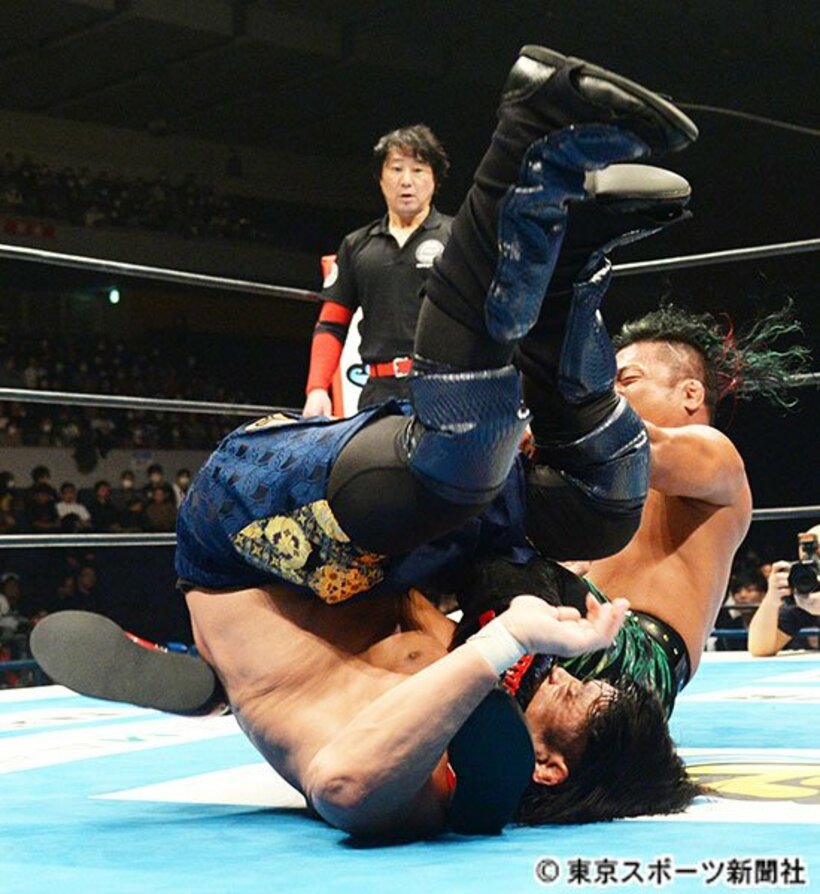  後藤洋央紀（手前）をマットに沈めた鷹木信悟