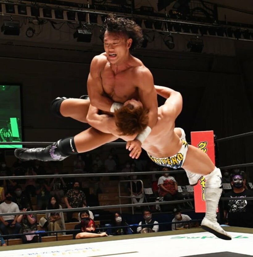  上野との空中戦を制した遠藤（左）