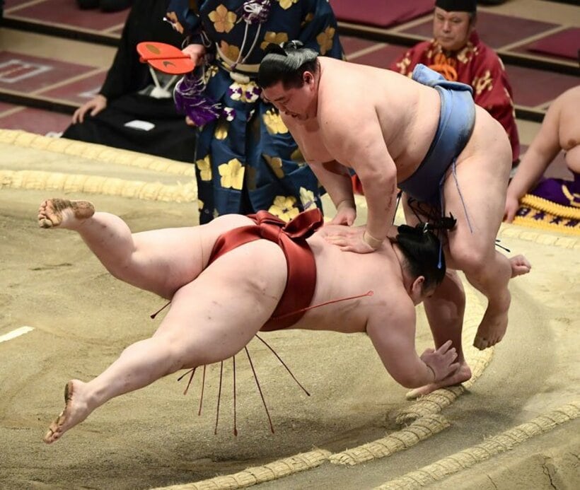  冷や汗ものだったが、正代(右)が２敗をキープ