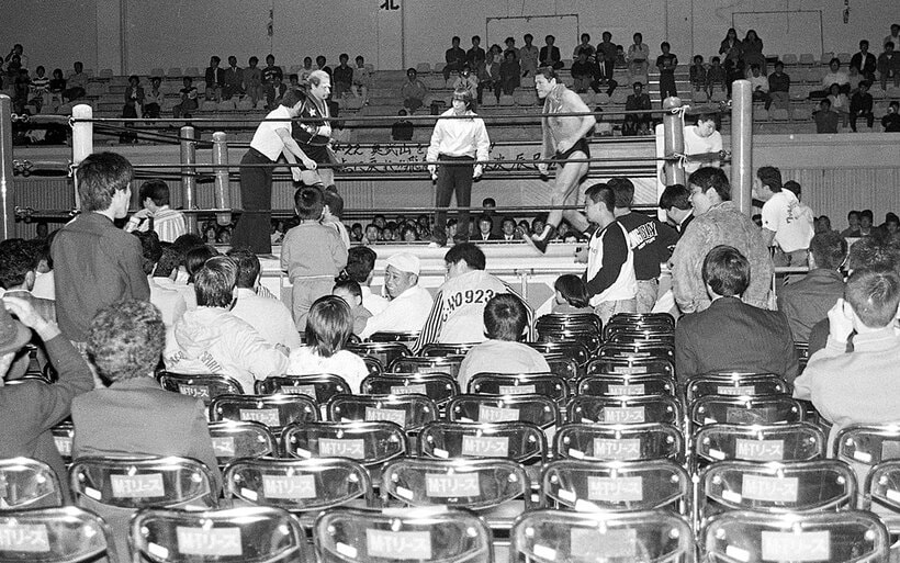  観客もまばらな第１試合に登場した猪木（８９年２月、那覇、東スポＷｅｂ）