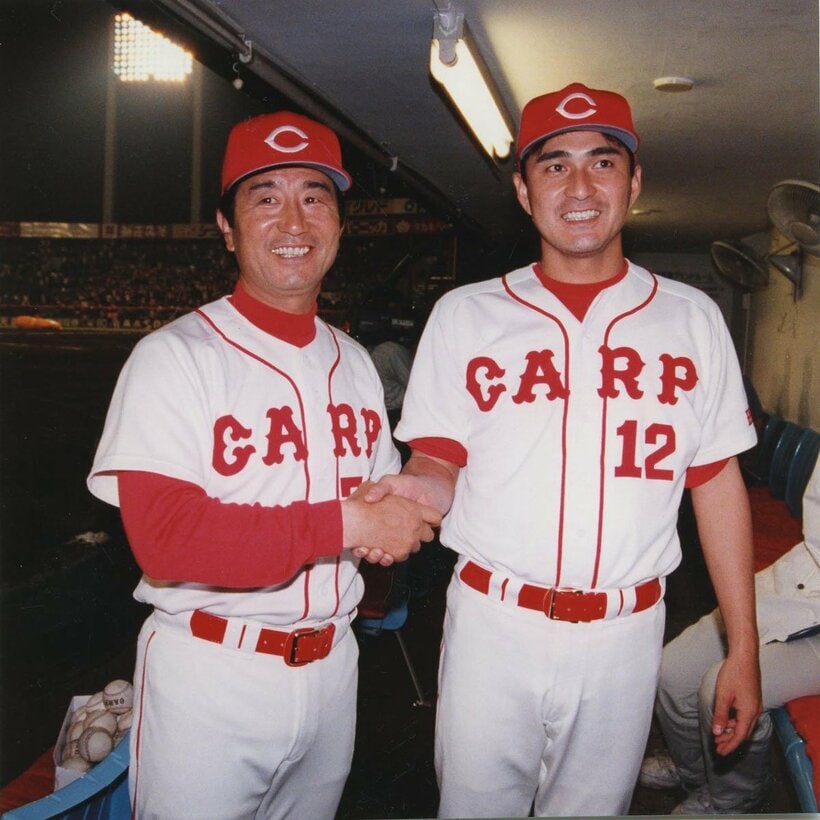  １９９６年のカムバック賞も９８年の再起も三村監督（左）のおかげだった