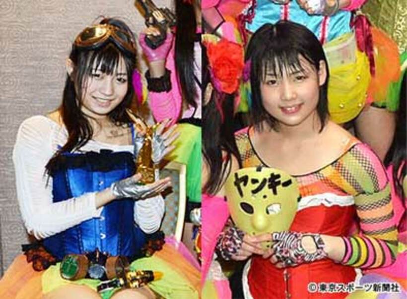 アイドル卒業を発表した新矢（左）と小柳