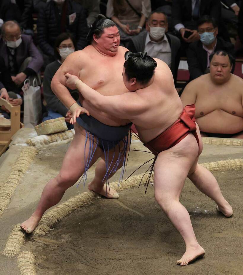  隆の勝（右）に一方的に攻め込まれ６敗目を喫した正代（東スポＷｅｂ）