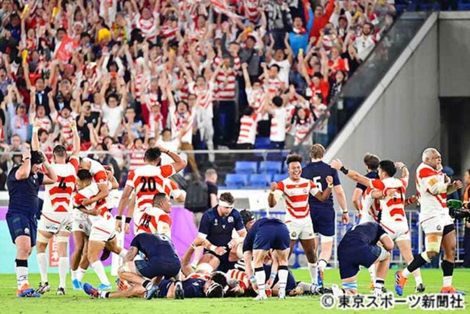 決勝トーナメント進出を決め喜ぶ日本代表