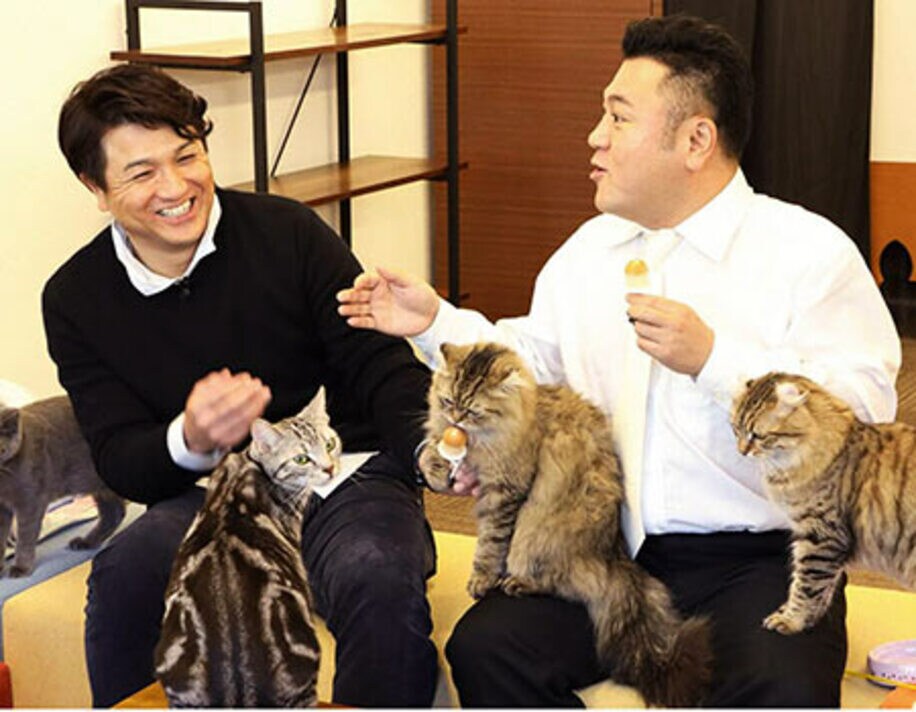  “猫カフェ”で笑顔の由伸前監督。右はアンタッチャブル・山崎弘也