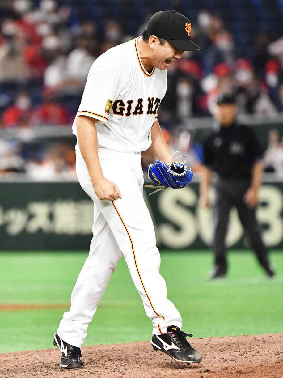  最後の打者広島・クロンを三振に打ち取った巨人・菅野は雄叫びを上げた