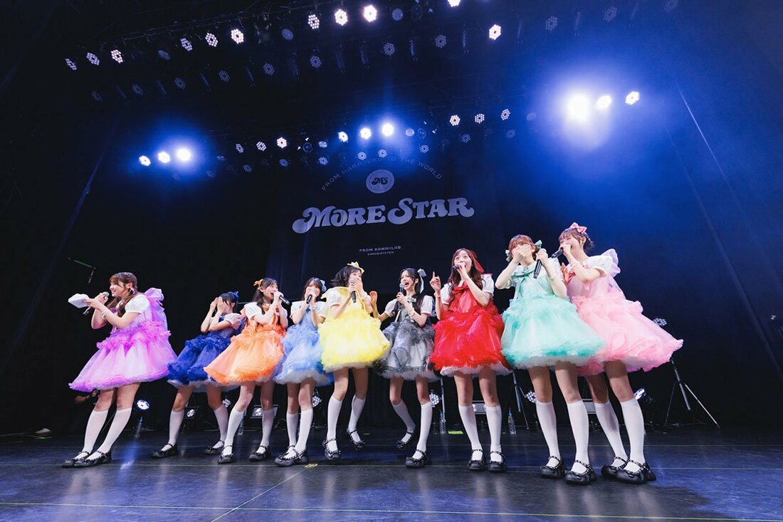 サプライズ発表に驚くMORE STAR(撮影・ヨシモリユウナ)