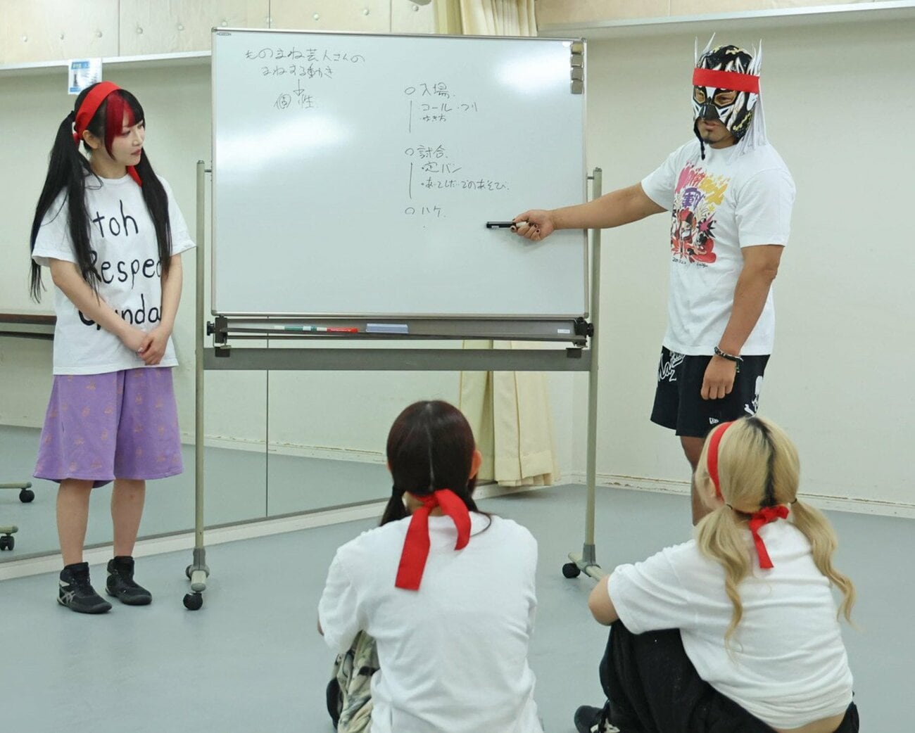 指導するエル・デスペラード(新日本プロレス=右)と伊藤麻希(左)。手前は古沢稀杏(左)、梨杏