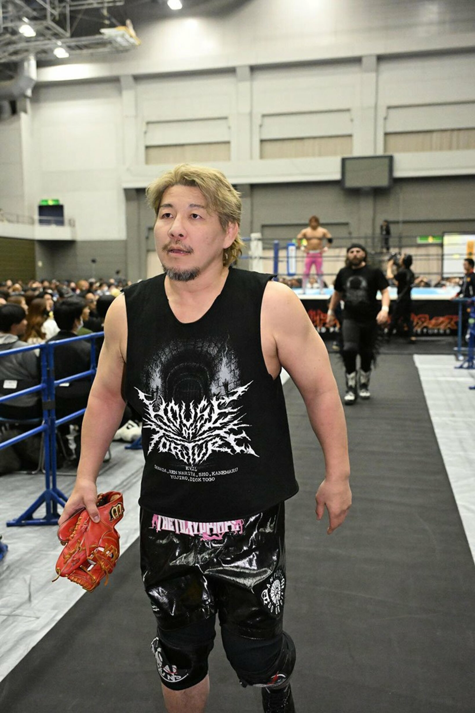 海野翔太から受け取ったグローブを手に、リングを後にする高橋裕二郎