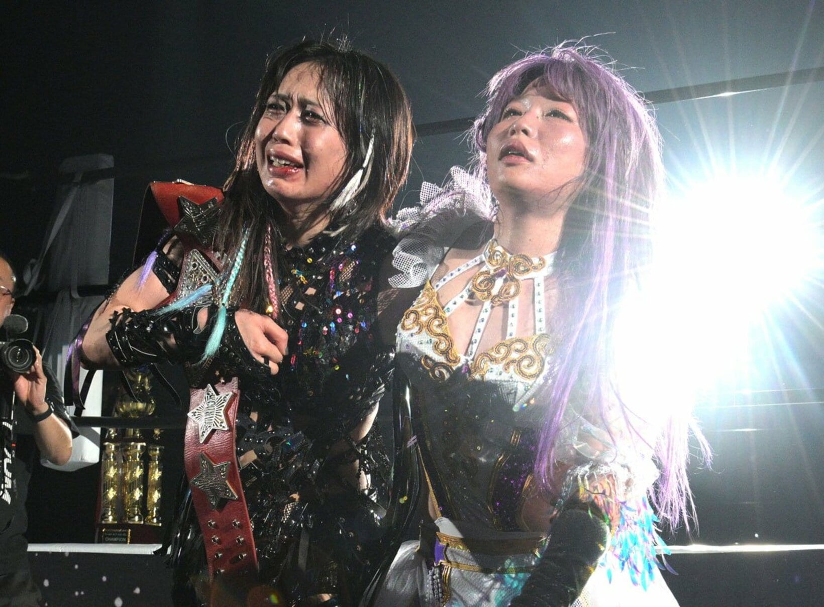 上谷沙弥とリングを後にする中野たむ