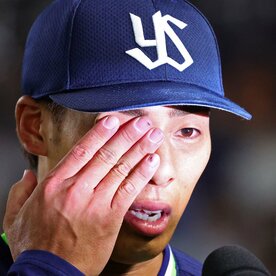 ヒーローインタビューで涙を流すヤクルト・山野太一