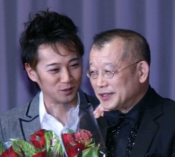 仲良しな中居（左）と鶴瓶