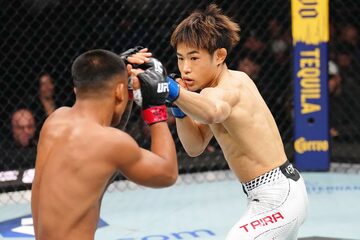 序盤は優勢だった平良（右）だが…（©Zuffa LLC/UFC）