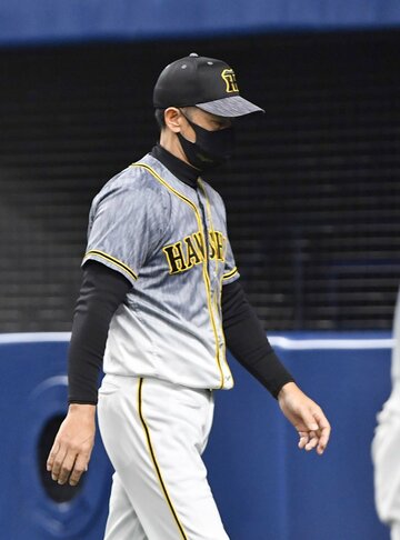  選手交代を告げベンチに戻る矢野監督