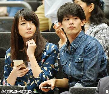  小塚氏（右）と大島は仲むつまじいころもあったが…