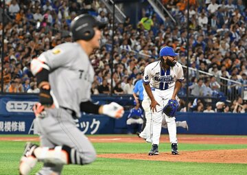 ４回、巨人・佐々木にタイムリー二塁打を浴び、肩を落とすDeNA・ジャクソン