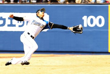 日本ハム時代、右翼で好守備を見せる大谷翔平