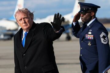 イランとの戦争終結に意欲を見せているトランプ大統領（左、ロイター）