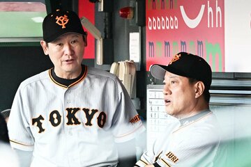 巨人・原監督(右)と阿波野投手コーチは必死のやりくりをしているが…