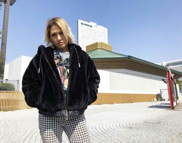  決戦の地・両国国技館の前で決意を語ったジュリア（東スポWeb）