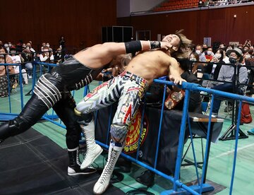  場外でもＥＶＩＬ(左)の無法ファイトのエジキとなった棚橋