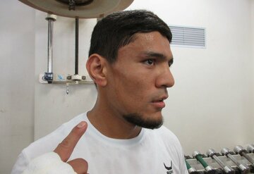 動く耳を指さすアフマダリエフ