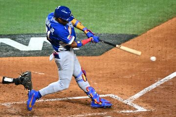 ７回、アクーニャがタイムリー内野安打