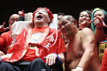 全試合終了後、鈴木みのる(右)から「還暦祝い」に赤いちゃんちゃんこを着せられた高山善廣