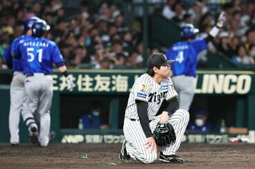 9回に逆転打を許し、ヒザから崩れた阪神・工藤泰成(手前)
