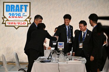 抽選で鈴木泰成（青山学院大学）との交渉権を獲得したソフトバンク・城島健司ＣＢＯ（中）
