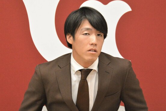 契約更改を終え会見する重信慎之介