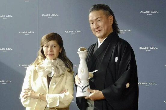 中村獅童(右)と蒸留長のヴィリディアナ・ティノコさん