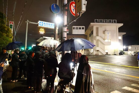 「父逮捕」の一報を聞いて集まった報道陣