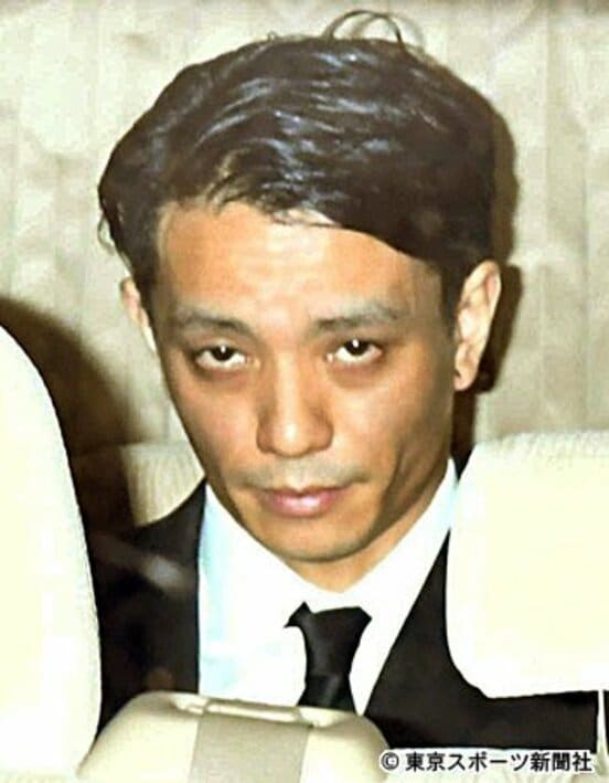  釈放され、車で渋谷署を出る田中聖