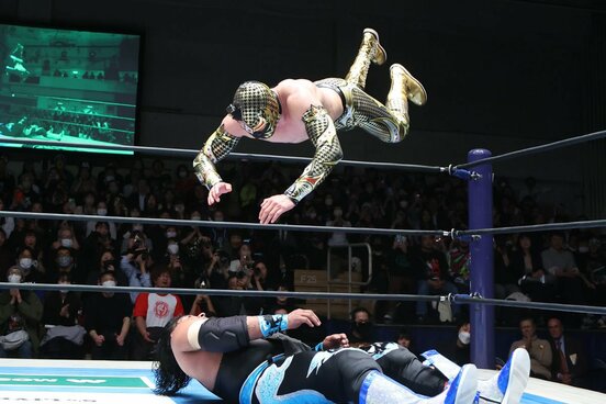 シューティング・スタープレスでストゥーカJr.(下)を沈めたマスカラ・ドラダ