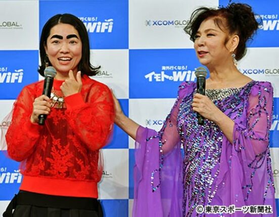  稼ぎまくるイモト。右は八代亜紀