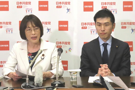 共産党の田村智子委員長（左）と山添拓政策委員長
