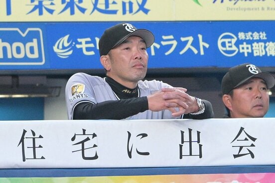 試合を見守る巨人・阿部監督