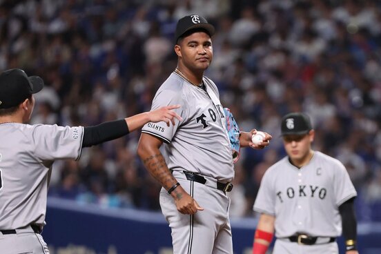 ２回、制球が定まらずピンチを迎えるメンデス