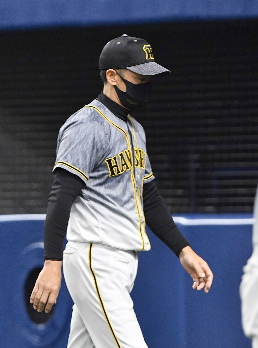  選手交代を告げベンチに戻る矢野監督