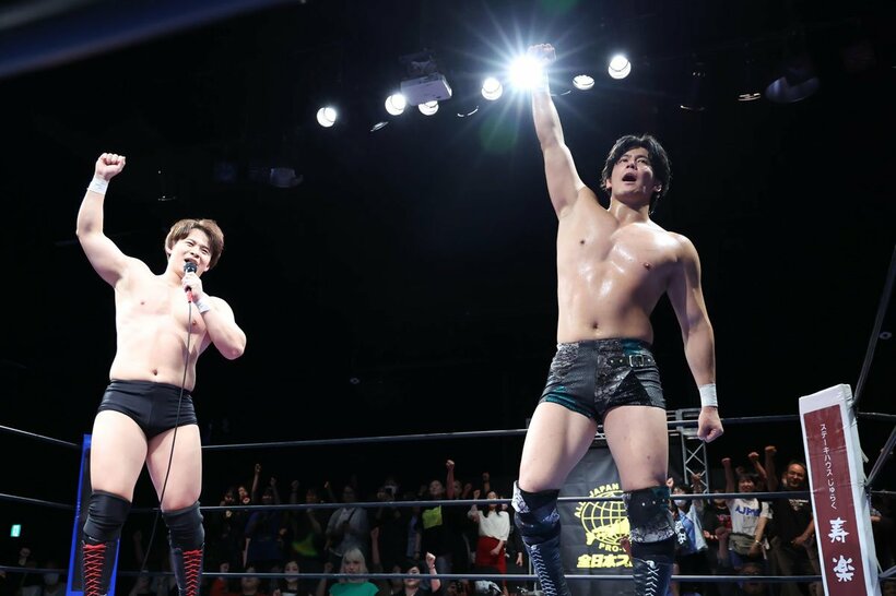 小藤将太（左）とのタッグで勝利した安齊勇馬