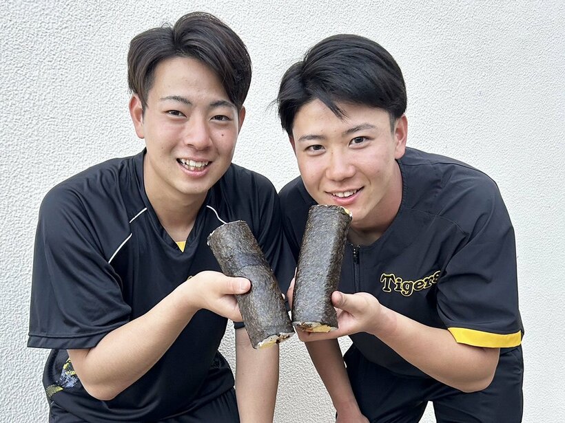 恵方巻きでVマークをつくる阪神のドラフト1位・下村海翔と同３位・山田脩也