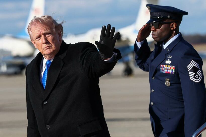 イランとの戦争終結に意欲を見せているトランプ大統領（左、ロイター）