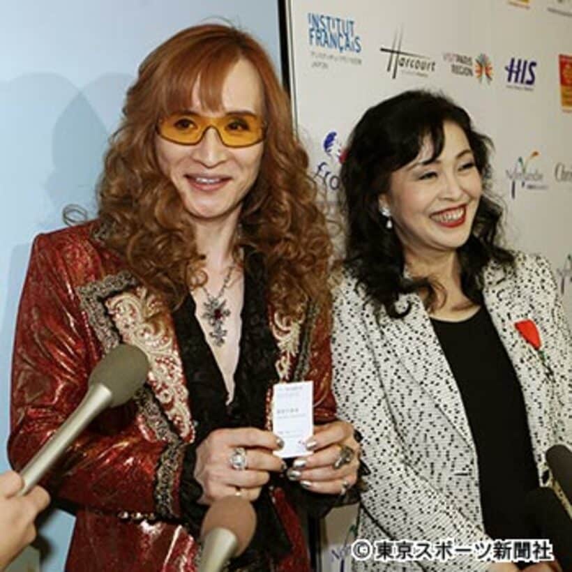 フランス観光親善大使に任命された高見沢。右は漫画家の池田理代子