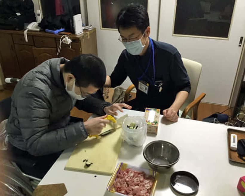  訪問リハビリを行う齋藤さん（右）