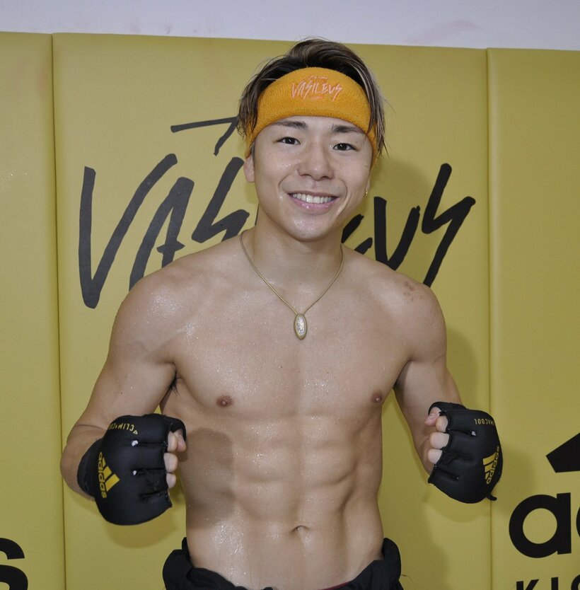  武尊は鍛え抜かれた腹筋を披露した（東スポWeb）