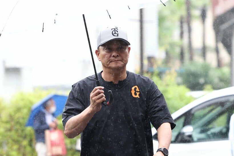 マツダスタジアムの屋内練習場に向かう橋上監督代行