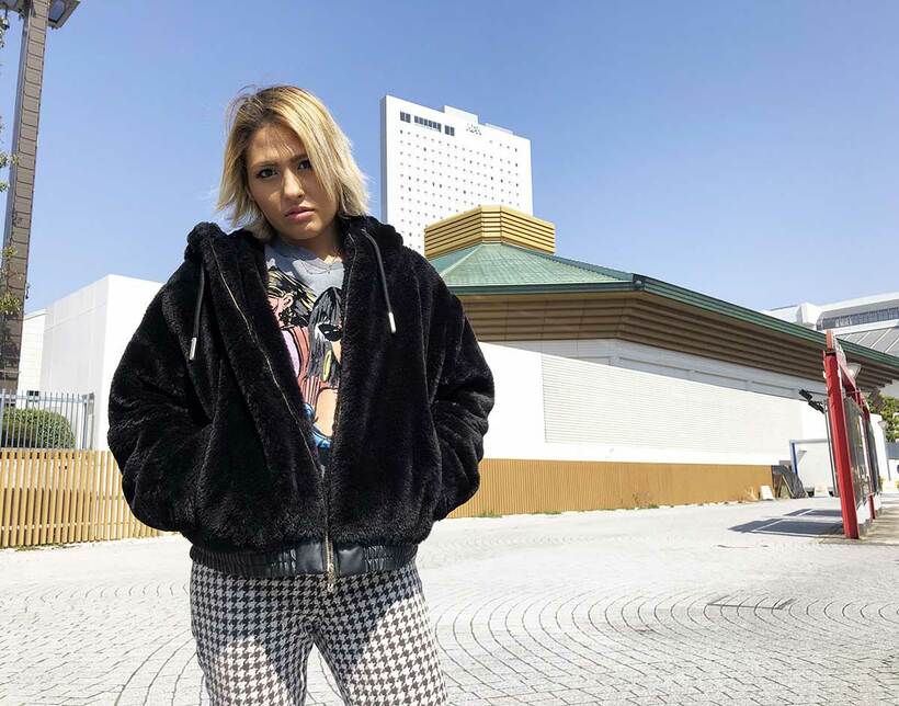  決戦の地・両国国技館の前で決意を語ったジュリア（東スポWeb）